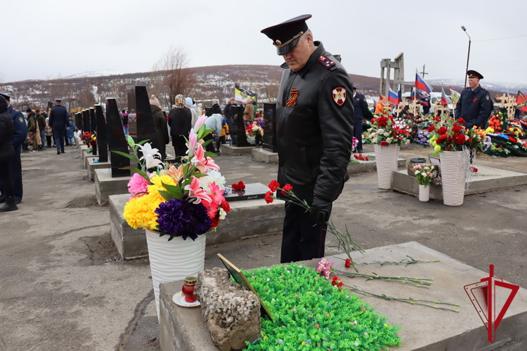 Накануне Дня Победы полковник полиции Николай Терехов возложил цветы к памятным монументам