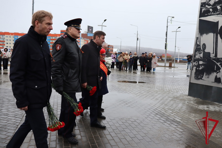 Накануне Дня Победы полковник полиции Николай Терехов возложил цветы к памятным монументам