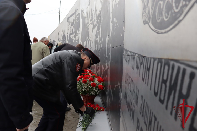 Накануне Дня Победы полковник полиции Николай Терехов возложил цветы к памятным монументам