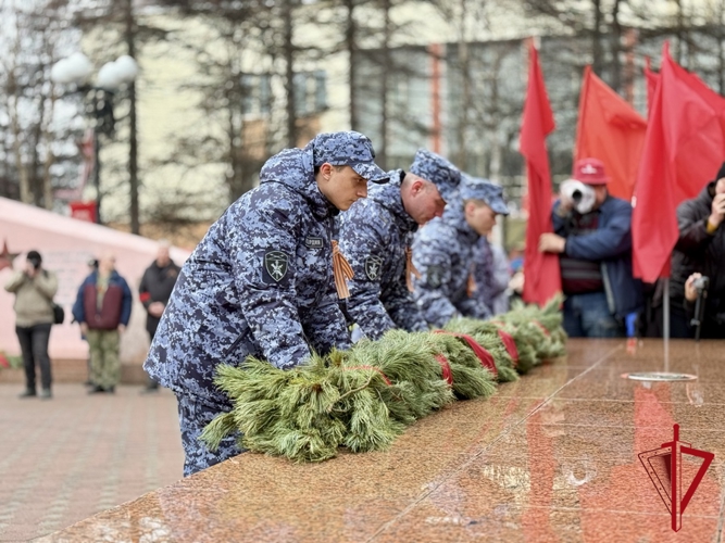 Накануне Дня Победы полковник полиции Николай Терехов возложил цветы к памятным монументам