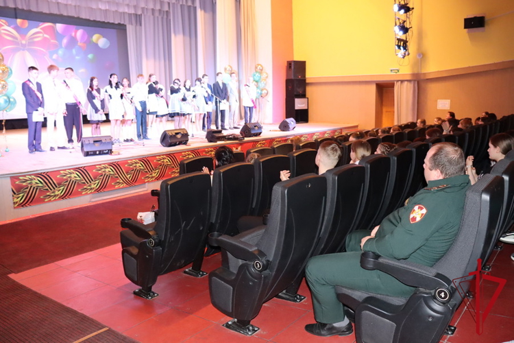 Магаданские росгвардейцы поздравили выпускников подшефного детского дома