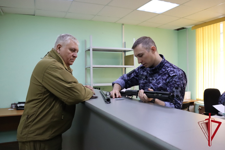Колымчане продолжают сдавать в Росгвардию гражданское оружие для целей СВО  