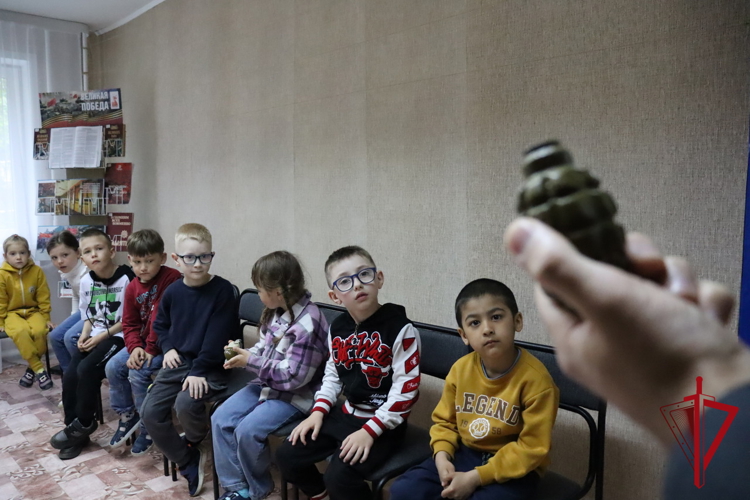 В Магадане росгвардейцы провели профилактическое занятие для детей «Азбука безопасности» 