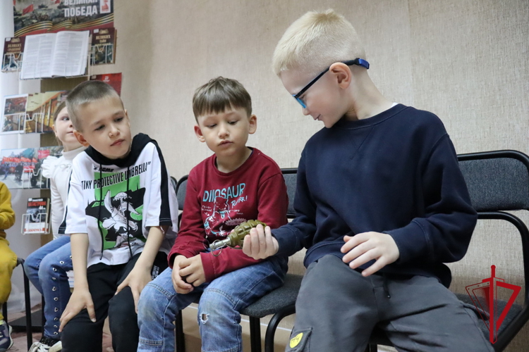 В Магадане росгвардейцы провели профилактическое занятие для детей «Азбука безопасности» 