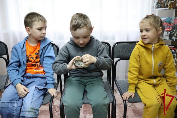 В Магадане росгвардейцы провели профилактическое занятие для детей «Азбука безопасности» 