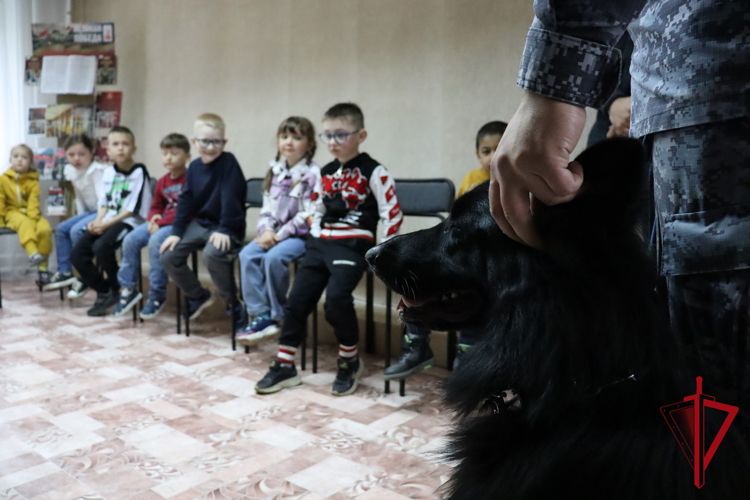 В Магадане росгвардейцы провели профилактическое занятие для детей «Азбука безопасности» 