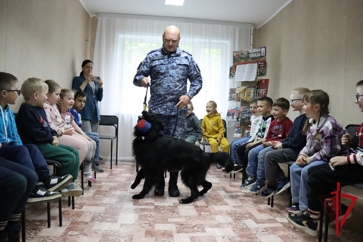 В Магадане росгвардейцы провели профилактическое занятие для детей «Азбука безопасности» 