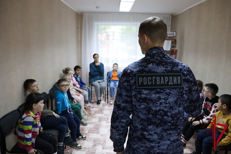 В Магадане росгвардейцы провели профилактическое занятие для детей «Азбука безопасности» 