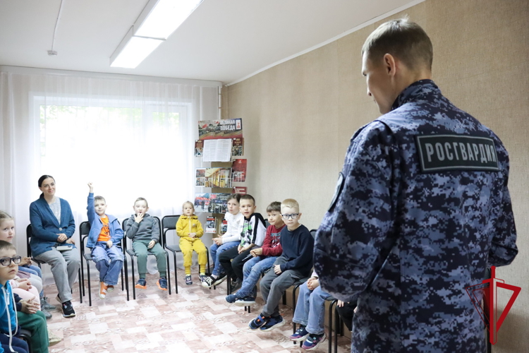В Магадане росгвардейцы провели профилактическое занятие для детей «Азбука безопасности» 
