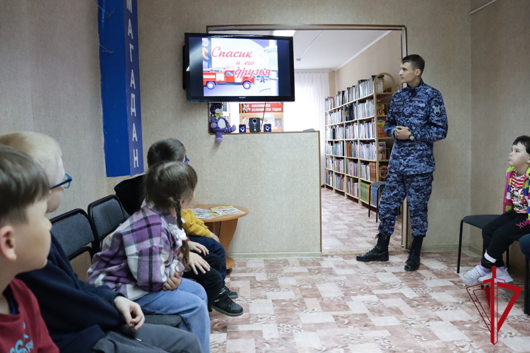 В Магадане росгвардейцы провели профилактическое занятие для детей «Азбука безопасности» 