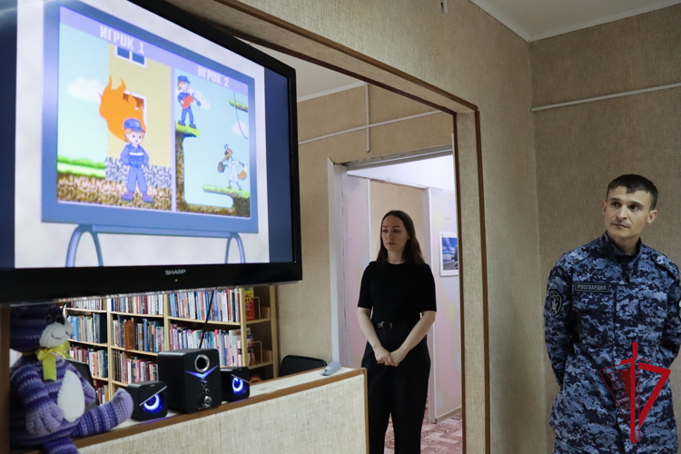 В Магадане росгвардейцы провели профилактическое занятие для детей «Азбука безопасности» 