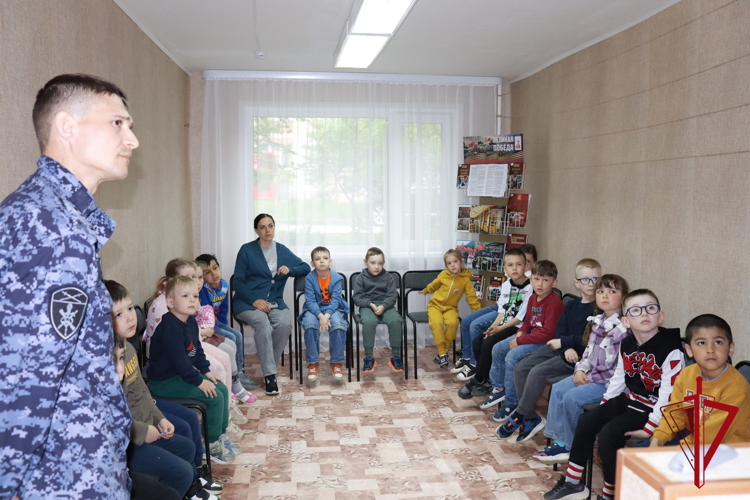 В Магадане росгвардейцы провели профилактическое занятие для детей «Азбука безопасности» 