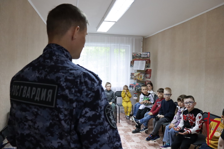 В Магадане росгвардейцы провели профилактическое занятие для детей «Азбука безопасности»