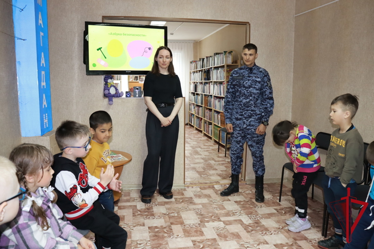 В Магадане росгвардейцы провели профилактическое занятие для детей «Азбука безопасности» 