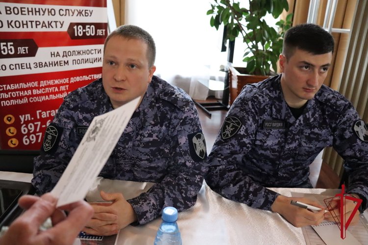 Росгвардия приняла участие в федеральном этапе ярмарки трудоустройства в Магадане