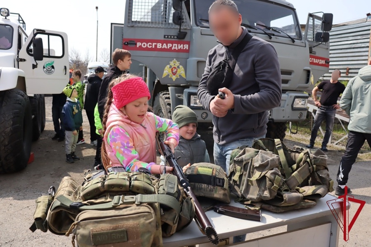 В День защиты детей ОМОН «Гвардеец» организовал праздничную программу для юных магаданцев