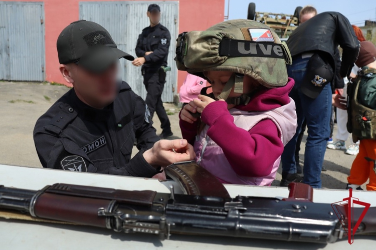 В День защиты детей ОМОН «Гвардеец» организовал праздничную программу для юных магаданцев