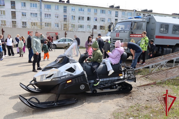 В День защиты детей ОМОН «Гвардеец» организовал праздничную программу для юных магаданцев