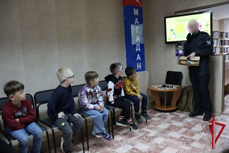 В Магадане росгвардейцы провели профилактическое занятие для детей «Азбука безопасности» 