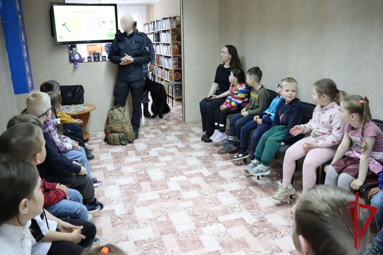 В Магадане росгвардейцы провели профилактическое занятие для детей «Азбука безопасности» 