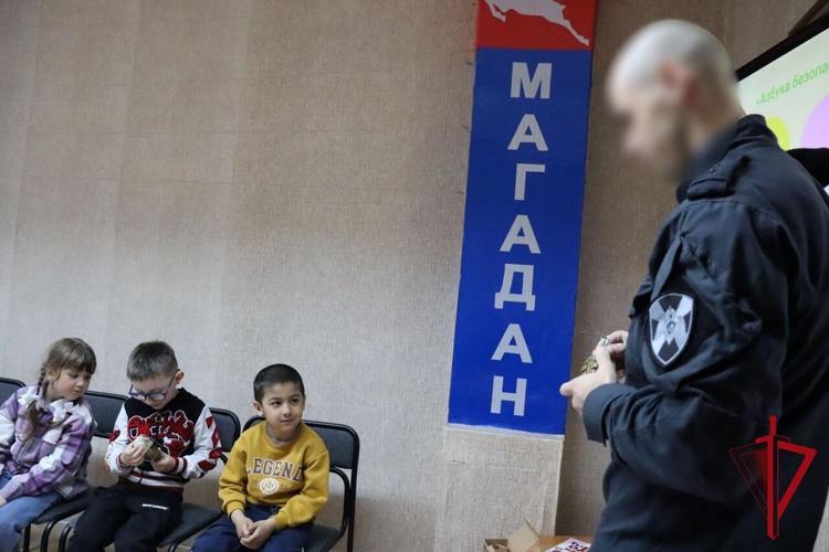 В Магадане росгвардейцы провели профилактическое занятие для детей «Азбука безопасности» 