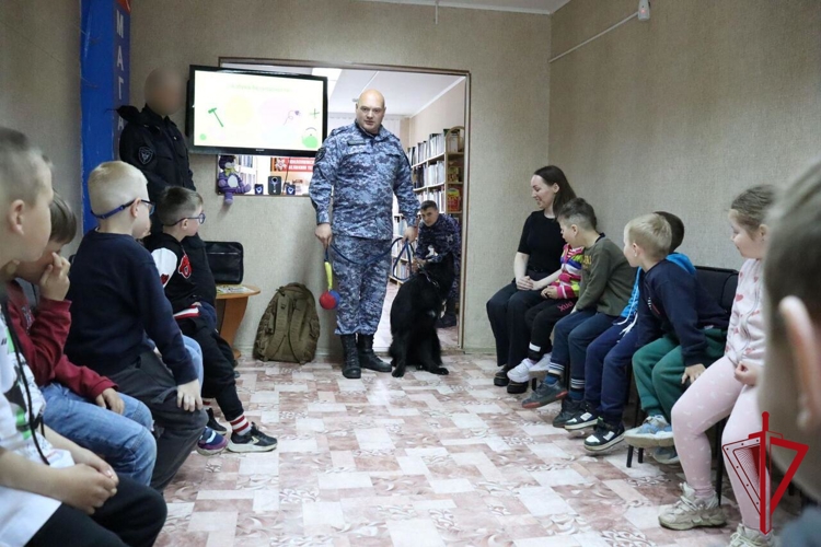 В Магадане росгвардейцы провели профилактическое занятие для детей «Азбука безопасности» 