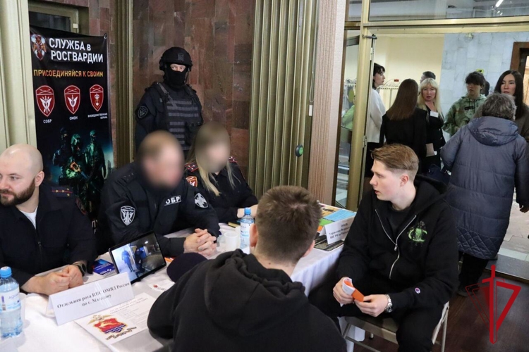 Росгвардия приняла участие в федеральном этапе ярмарки трудоустройства в Магадане