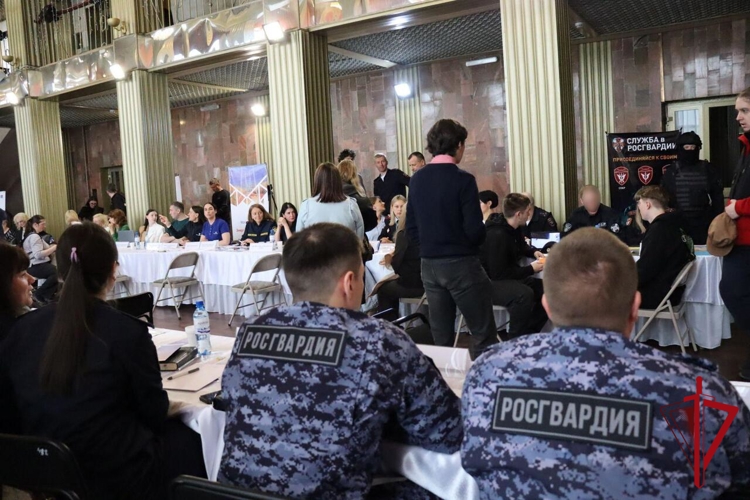 Росгвардия приняла участие в федеральном этапе ярмарки трудоустройства в Магадане