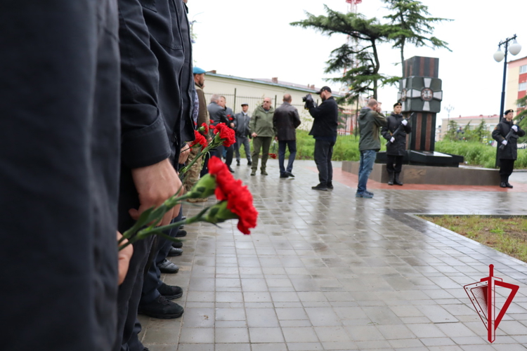 В День ветеранов боевых действий магаданские росгвардейцы почтили память погибших товарищей