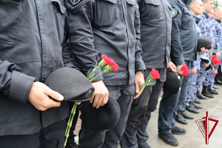 В День ветеранов боевых действий магаданские росгвардейцы почтили память погибших товарищей