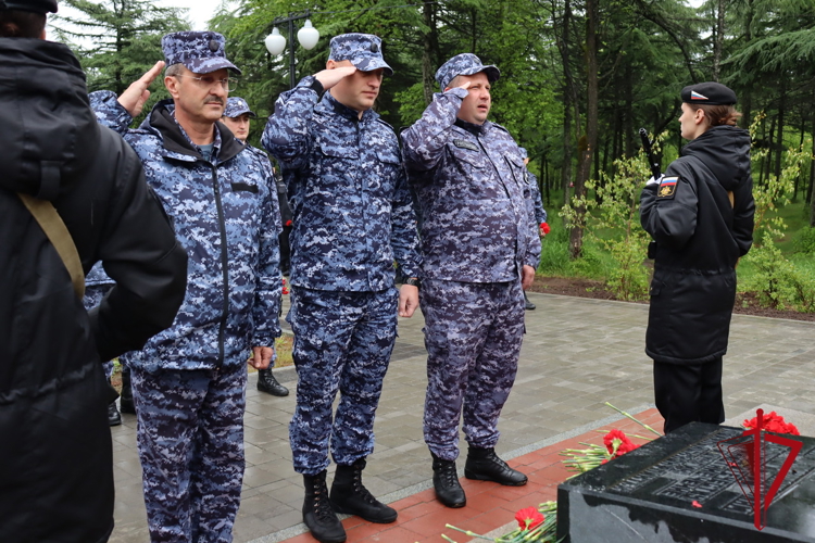 В День ветеранов боевых действий магаданские росгвардейцы почтили память погибших товарищей