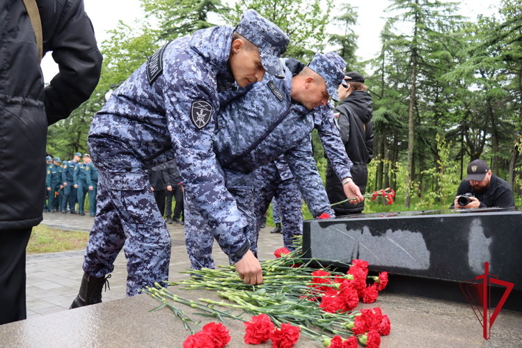 В День ветеранов боевых действий магаданские росгвардейцы почтили память погибших товарищей