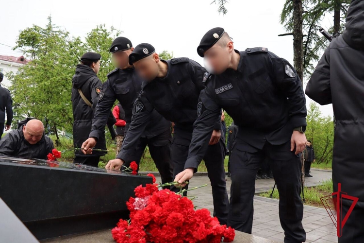 В День ветеранов боевых действий магаданские росгвардейцы почтили память погибших товарищей
