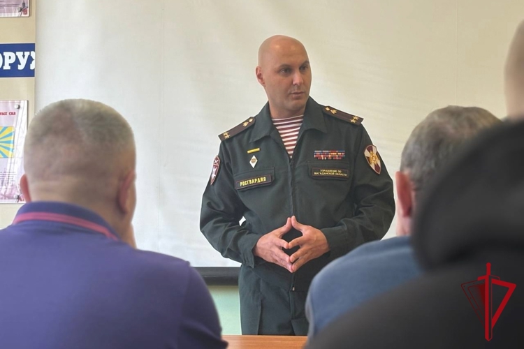 Росгвардейцы провели занятие по безопасности в магаданском центре «Подвиг»