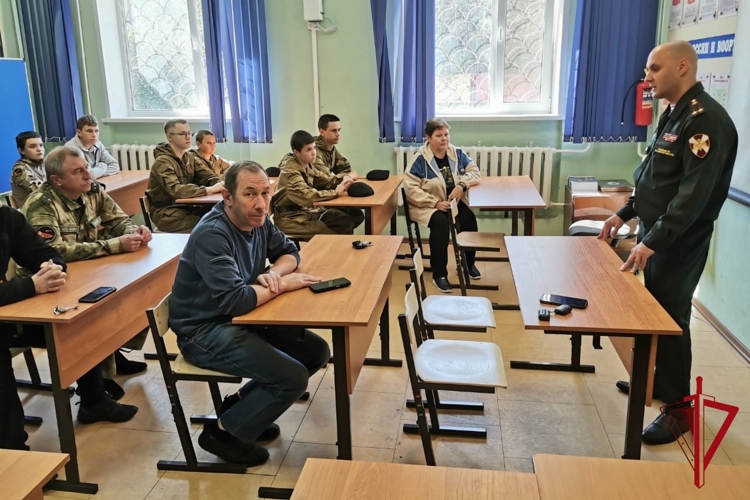 Росгвардейцы провели занятие по безопасности в магаданском центре «Подвиг»