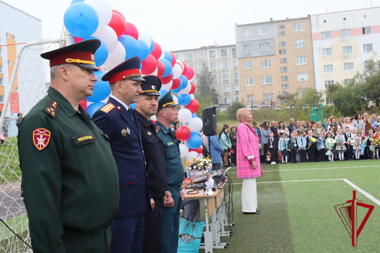 Росгвардейцы поздравили магаданских лицеистов с Днём знаний 