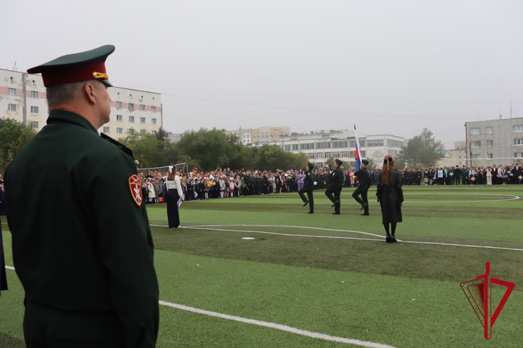 Росгвардейцы поздравили магаданских лицеистов с Днём знаний 