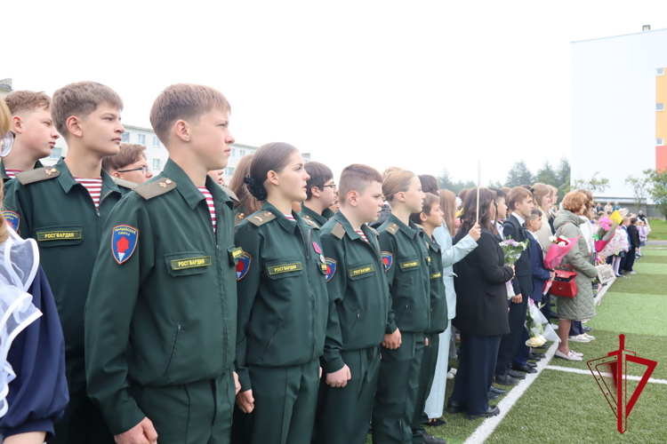 Росгвардейцы поздравили магаданских лицеистов с Днём знаний 