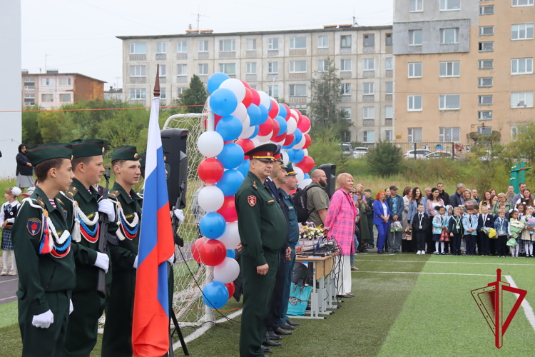 Росгвардейцы поздравили магаданских лицеистов с Днём знаний 