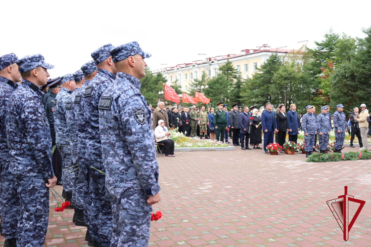 В Магадане росгвардейцы почтили память погибших героев войны и жертв терроризма