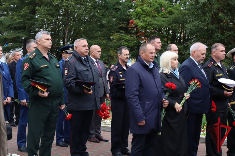 В Магадане росгвардейцы почтили память погибших героев войны и жертв терроризма