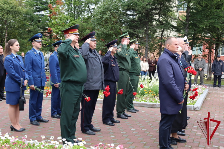 В Магадане росгвардейцы почтили память погибших героев войны и жертв терроризма