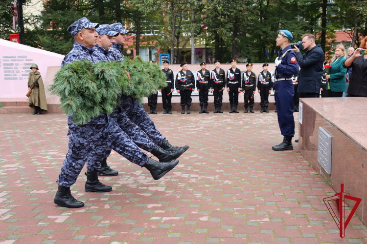 В Магадане росгвардейцы почтили память погибших героев войны и жертв терроризма