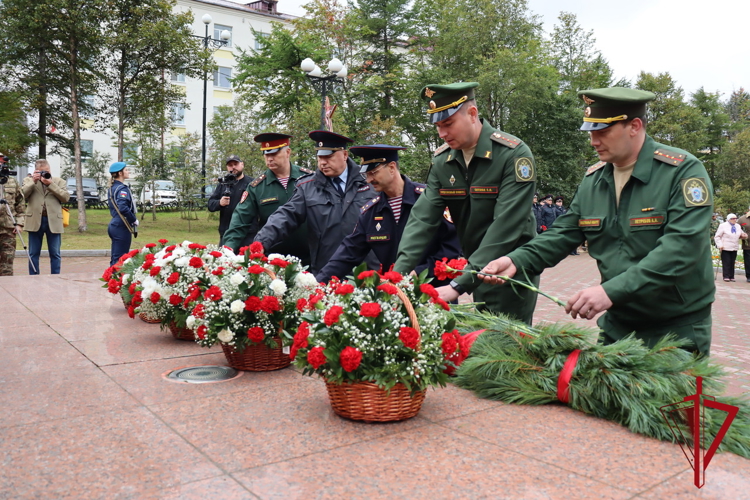 В Магадане росгвардейцы почтили память погибших героев войны и жертв терроризма