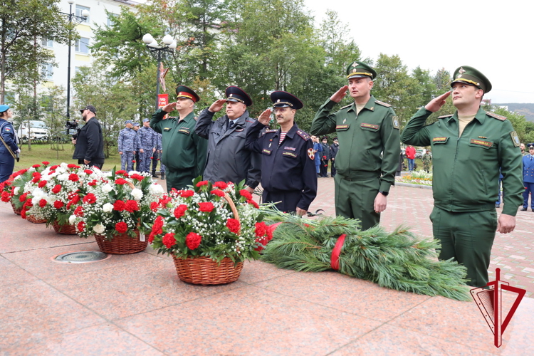 В Магадане росгвардейцы почтили память погибших героев войны и жертв терроризма