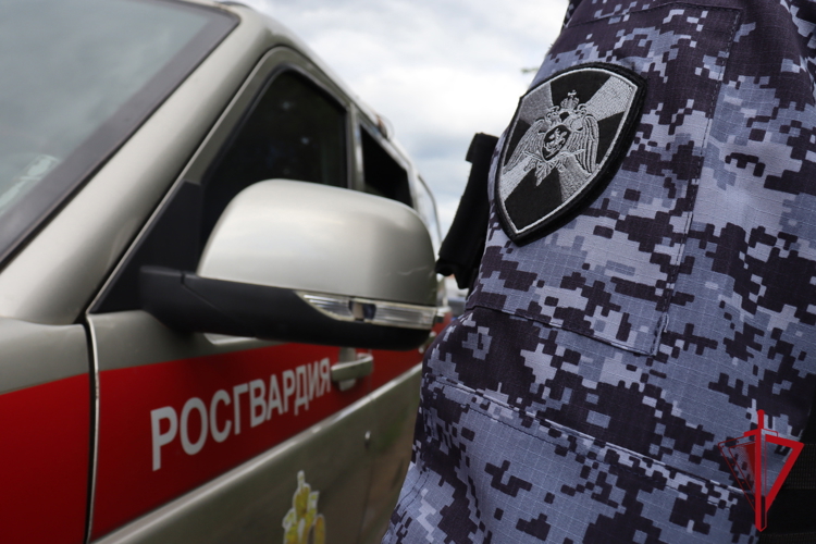 Сотрудники Росгвардии задержали неадекватного мужчину в подъезде жилого дома в Магадане