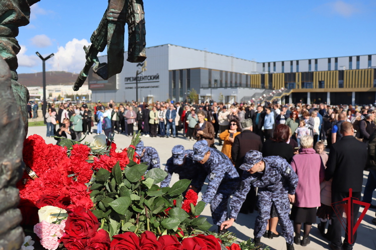 Росгвардейцы приняли участие в открытии монумента Героям СВО в столице Колымы