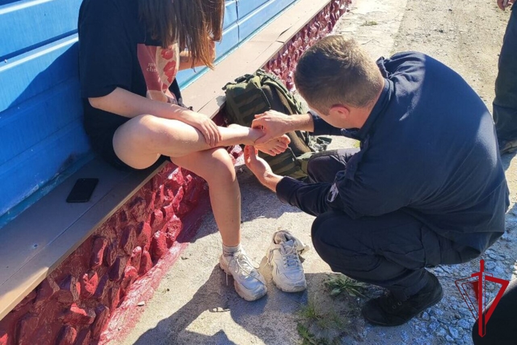 Сотрудники ОМОН "Гвардеец" оказали первую помощь упавшему на улице ребенку 