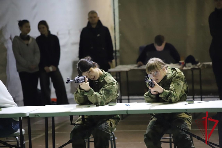 В Магадане кадеты Росгвардии успешно выступили на праздничном турнире по стрельбе