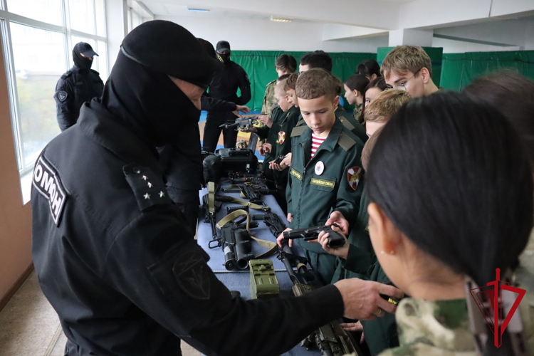 В Магадане ОМОН «Гвардеец» организовал день открытых дверей для подшефных кадет 